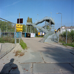 852482 Gezicht op de voetbrug naar het tijdelijke N.S.-station Utrecht Terwijde aan de Hof ter Weydeweg te Utrecht.